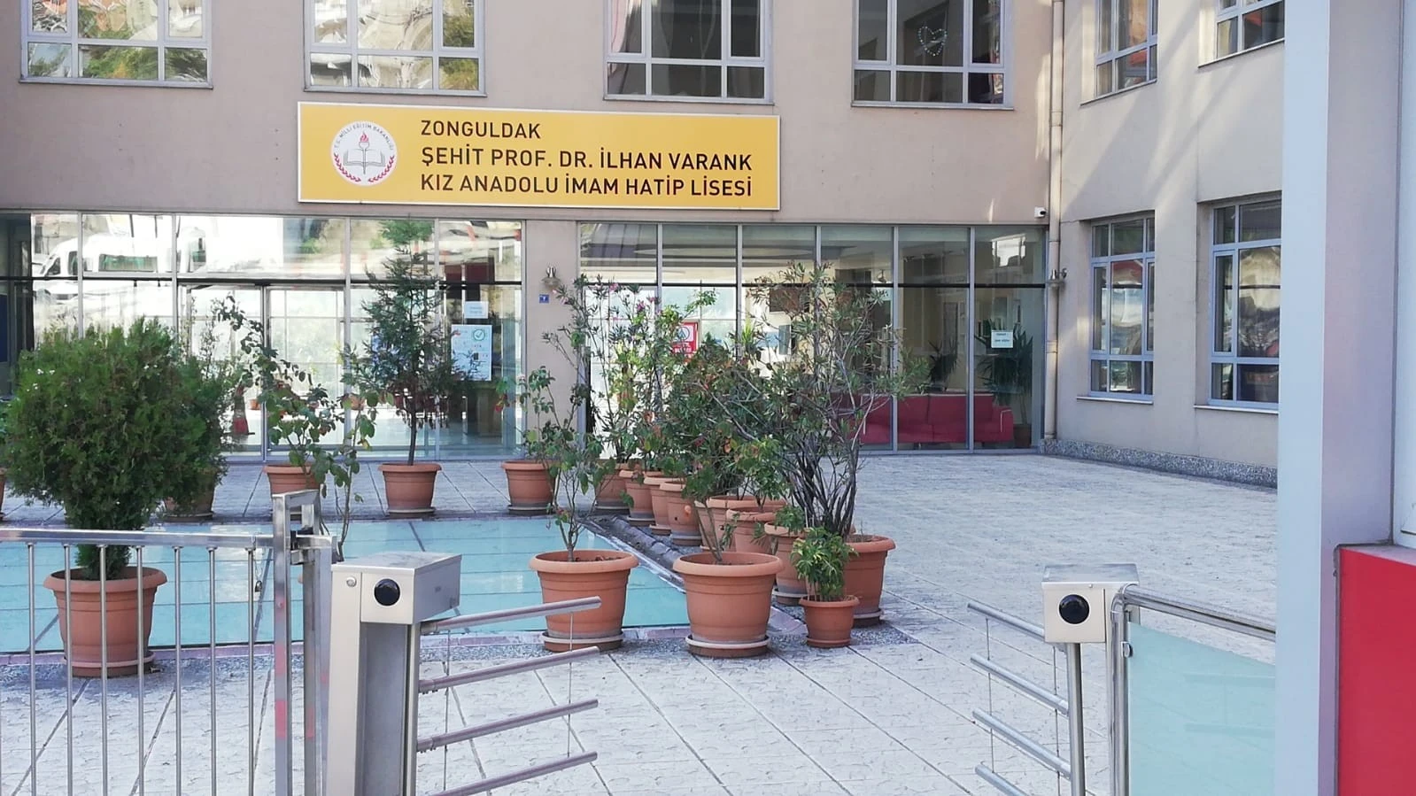 Koronavirüs testi pozitif çıkan öğretmen sonrası okulda karantina önlemleri