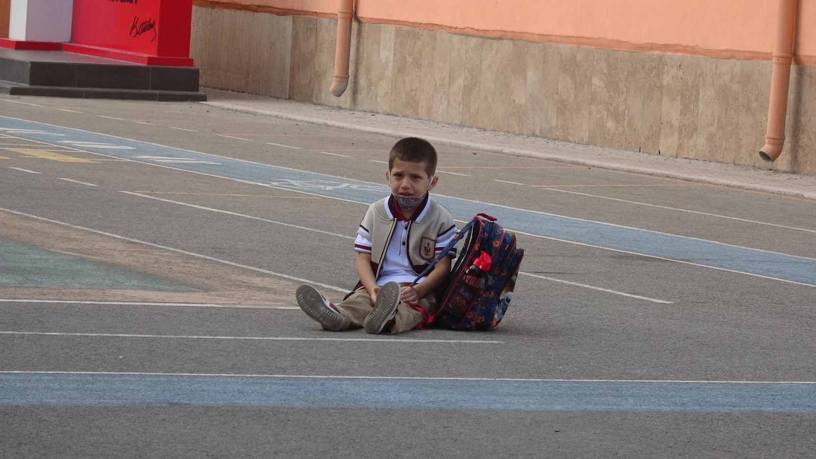 Minik Emir derse girmek istemeyince, annesine zor anlar yaşattı