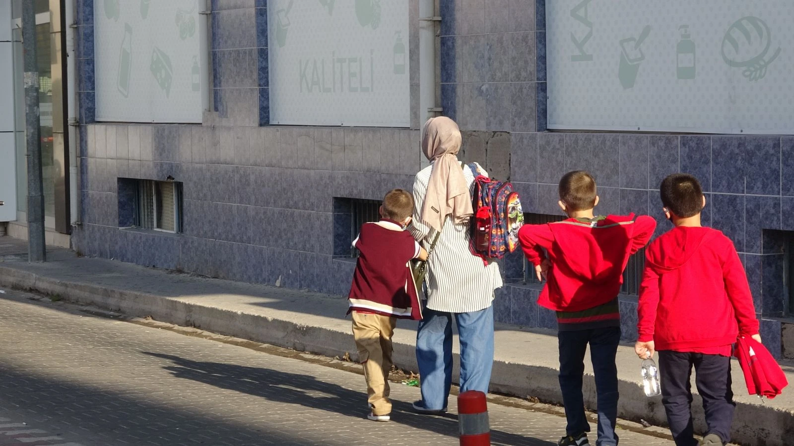 Minik Emir derse girmek istemeyince, annesine zor anlar yaşattı