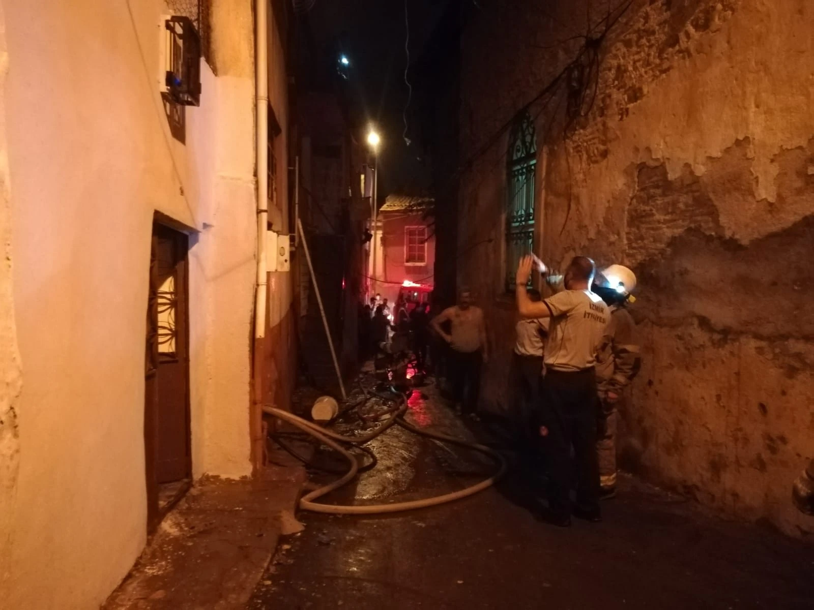 İzmir’de korku dolu anlar: Alevlere uykuda yakalandılar