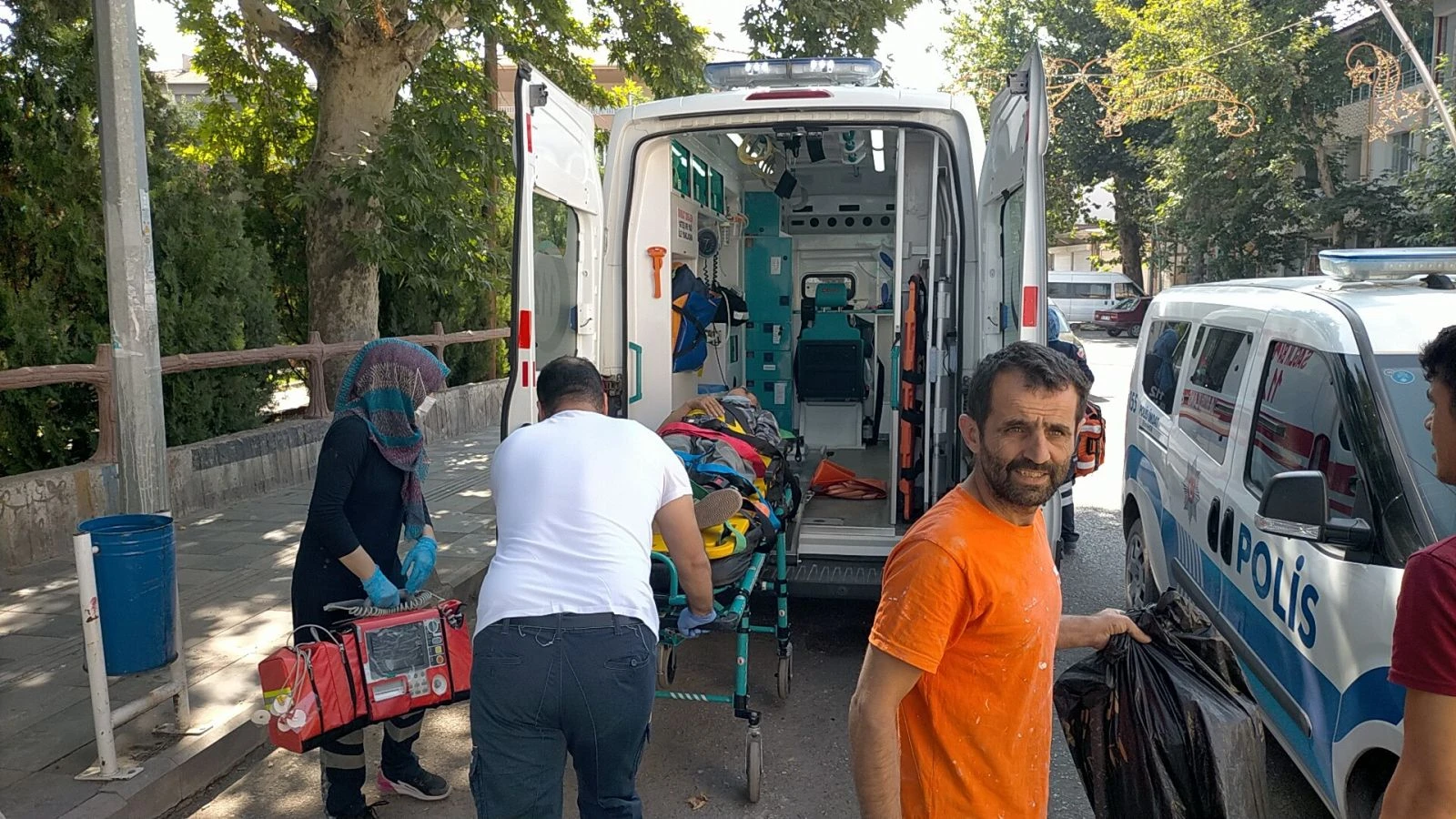 Yaralıyı yük treniyle ambulansa ulaştırdılar