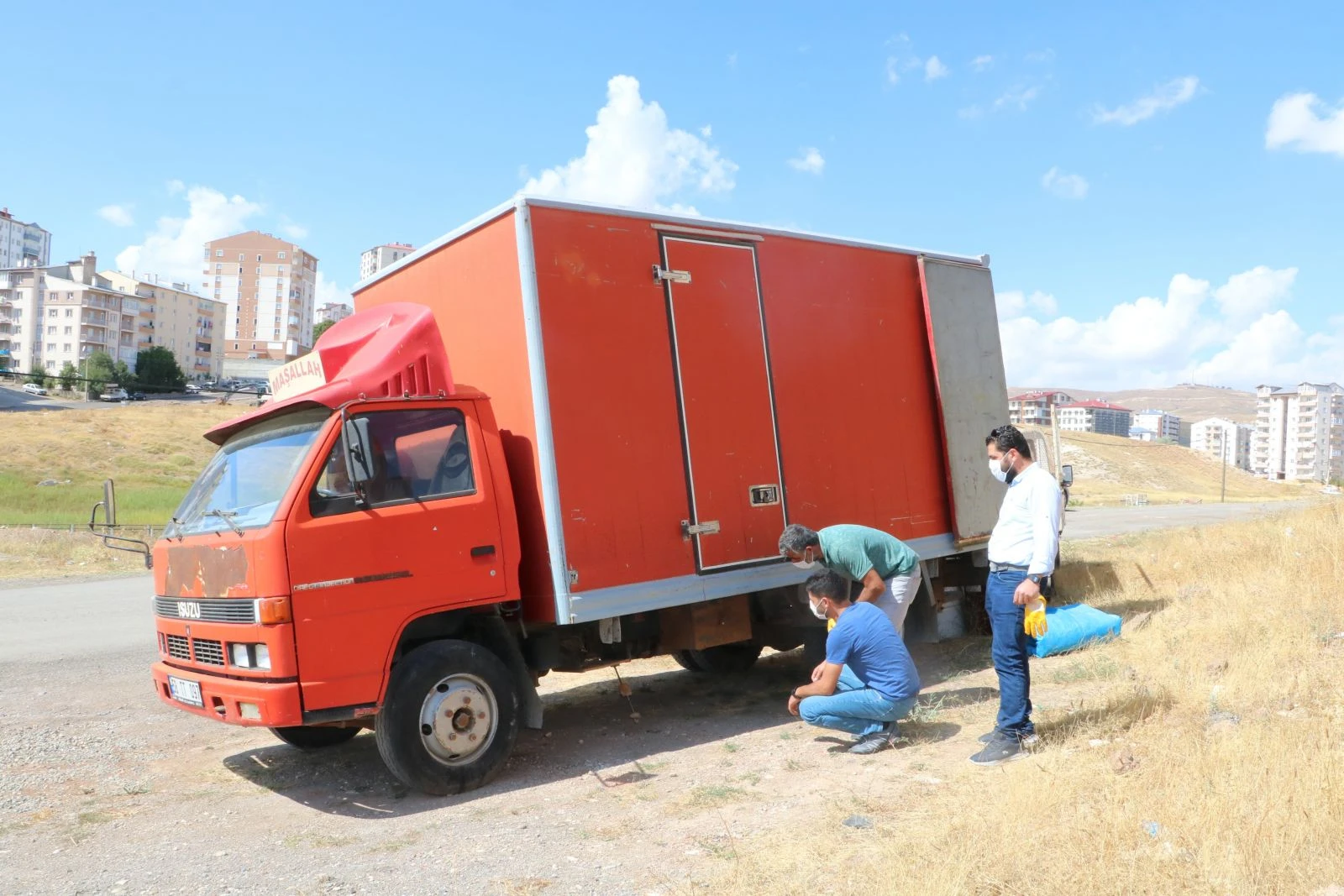 Aracının başına geldiğinde aküleri yerinde bulamadı