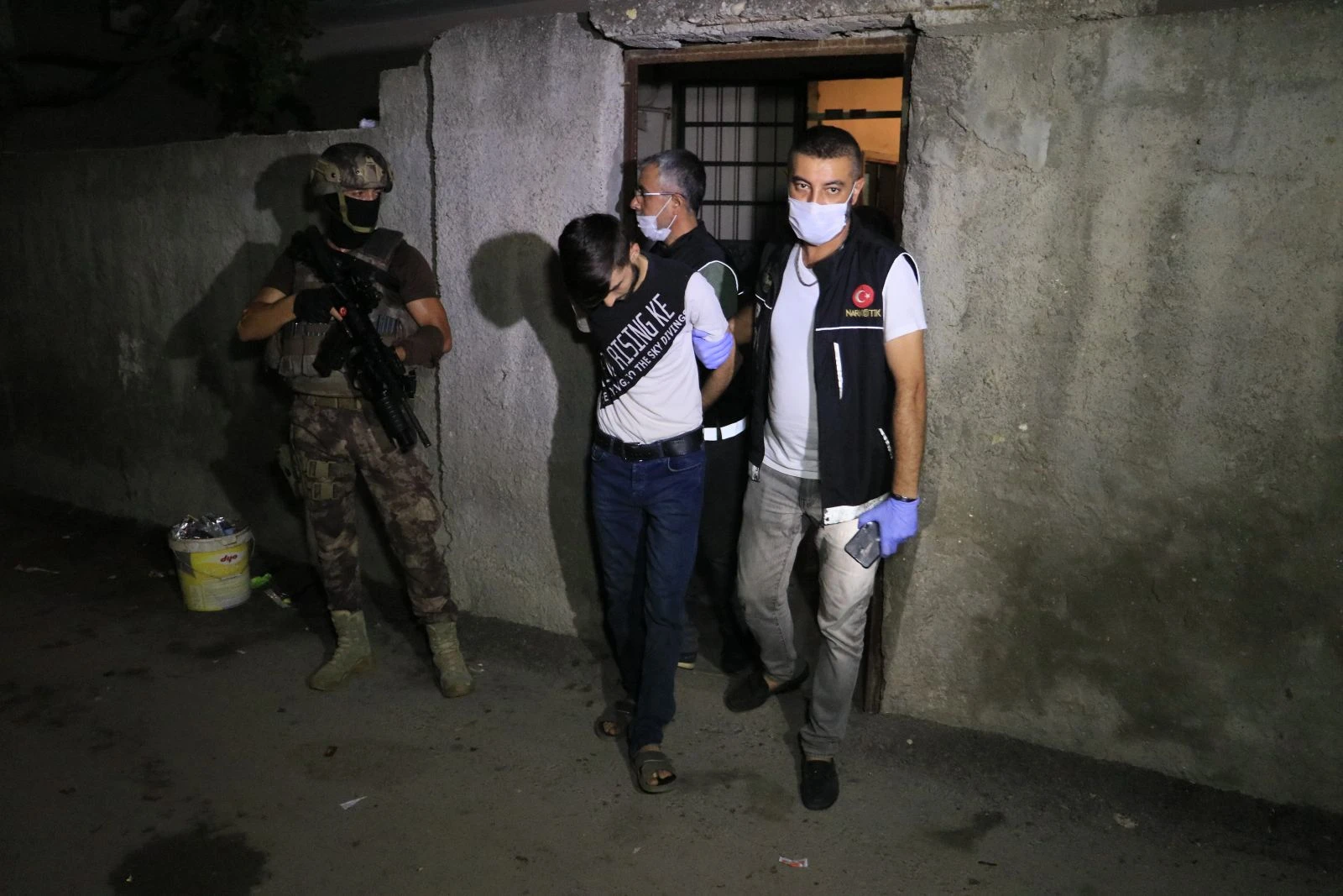 Uyuşturucu satıcılarına şafak vakti operasyon