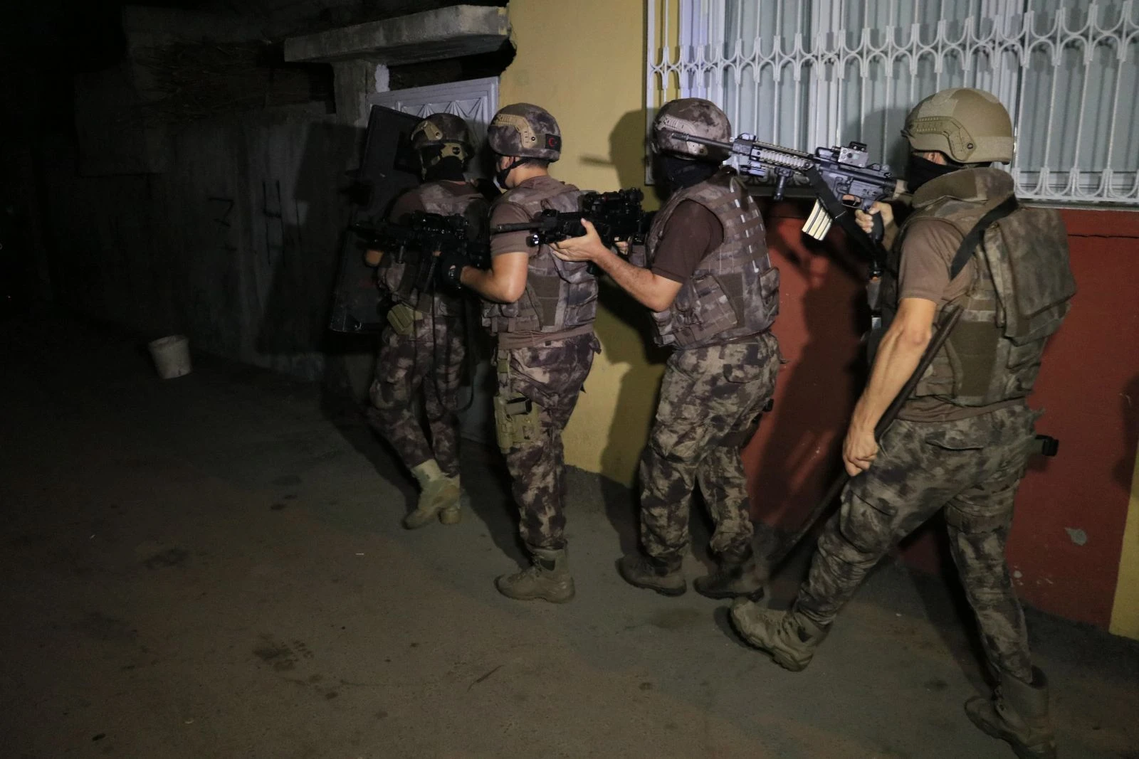 Uyuşturucu satıcılarına şafak vakti operasyon