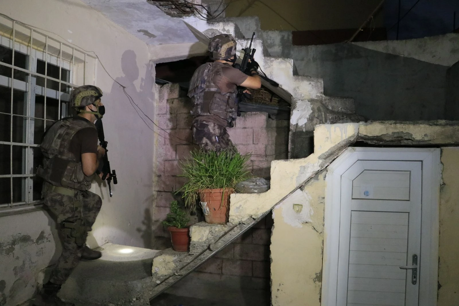 Uyuşturucu satıcılarına şafak vakti operasyon