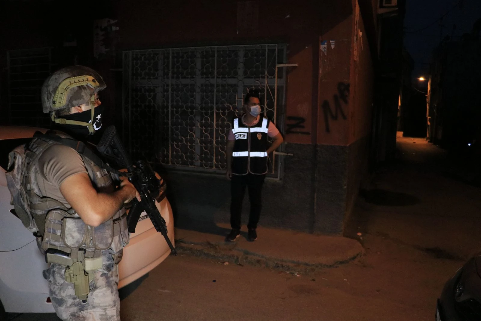 Uyuşturucu satıcılarına şafak vakti operasyon