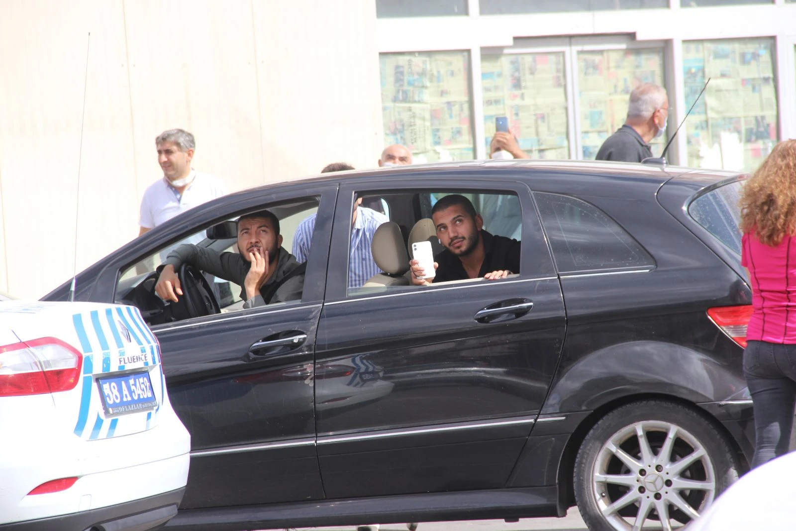 Banka çatısındaki şahsı görenler, Covid-19'u unuttu