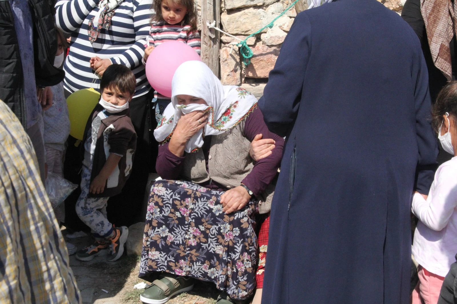 Oğlunun doğumundan bir saat sonra ölen baba toprağa verildi
