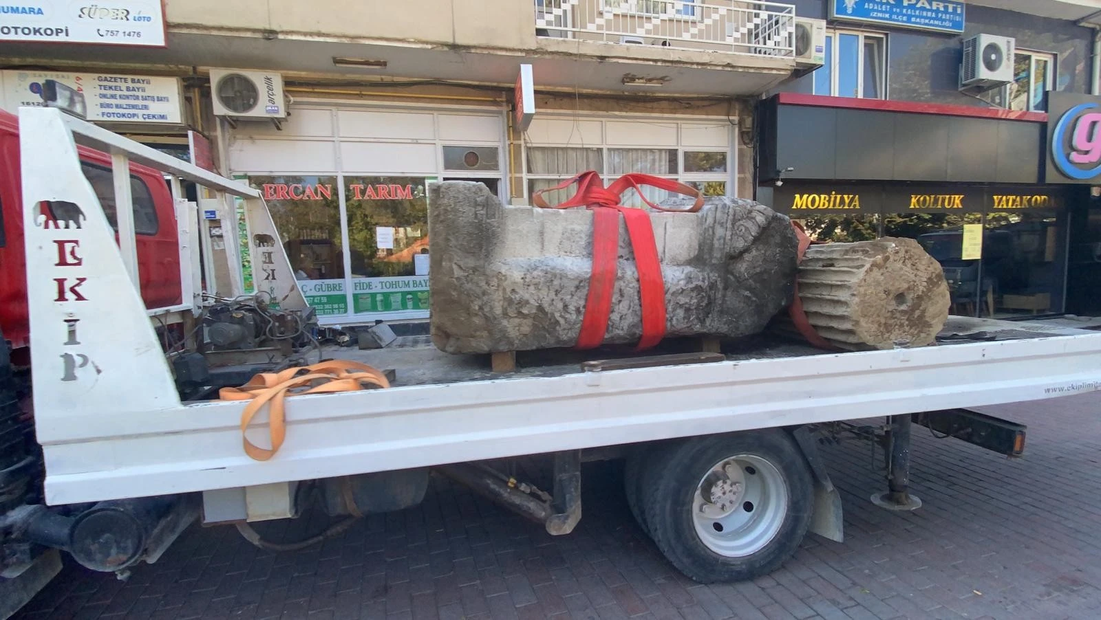 Taksici esnafının sırtını dayadığı 2 bin yıllık lahit müzeye kaldırıldı