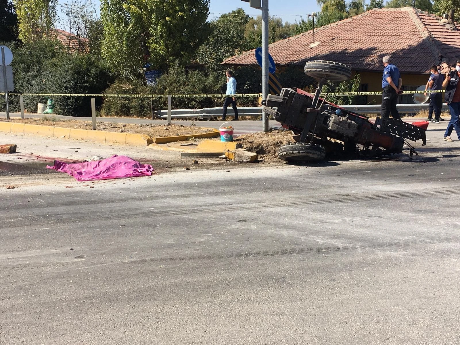 Traktör ile kamyon çarpıştı: 1 ölü, 2 yaralı