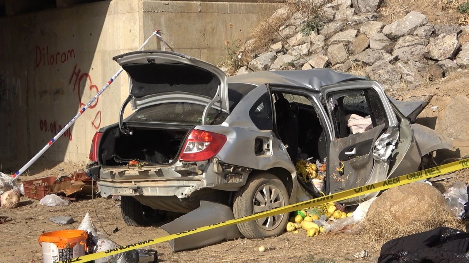 Otomobil köprüden düştü, sürücüsü sıkışarak öldü