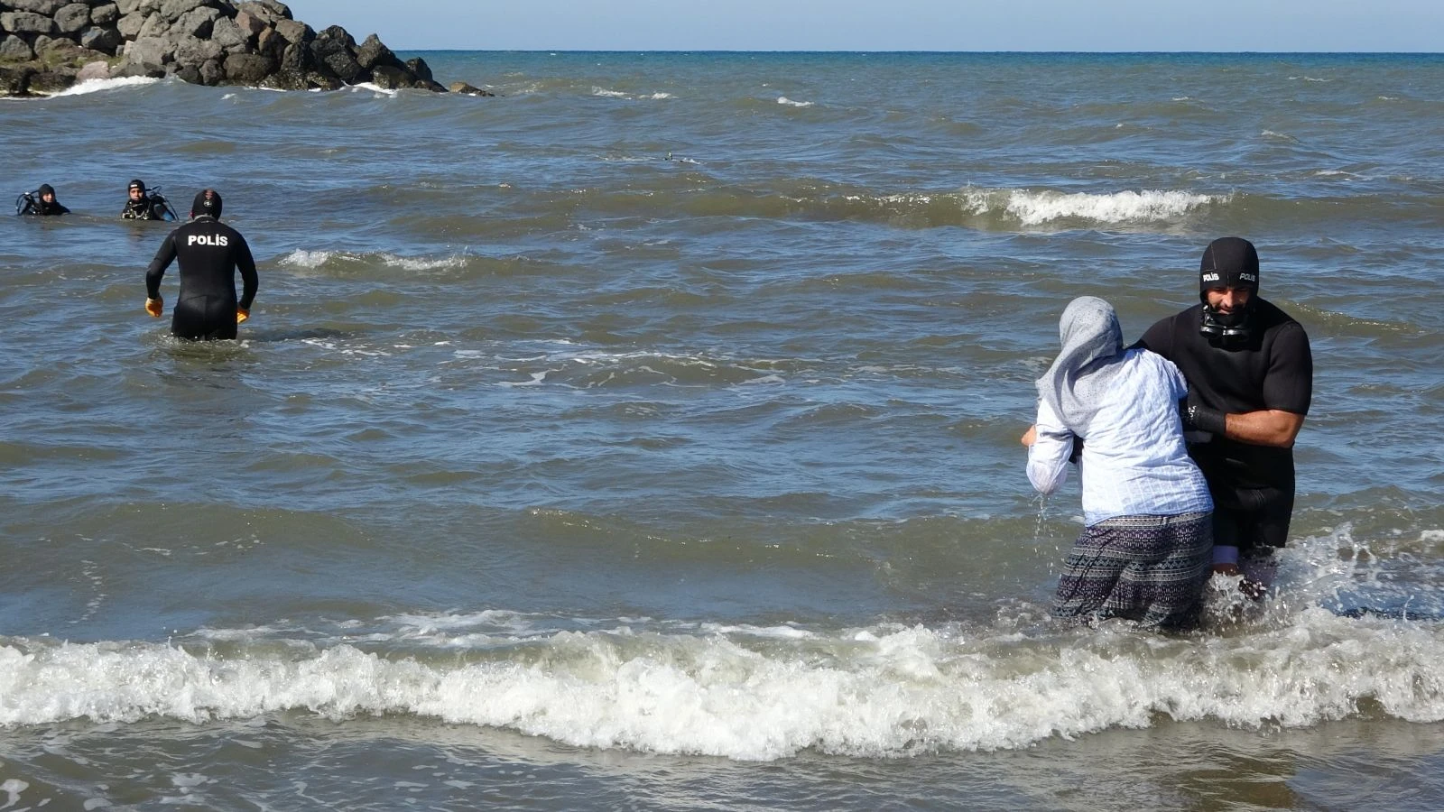 En acı tablo: Denizden çıkartılan cansız bedene koştular