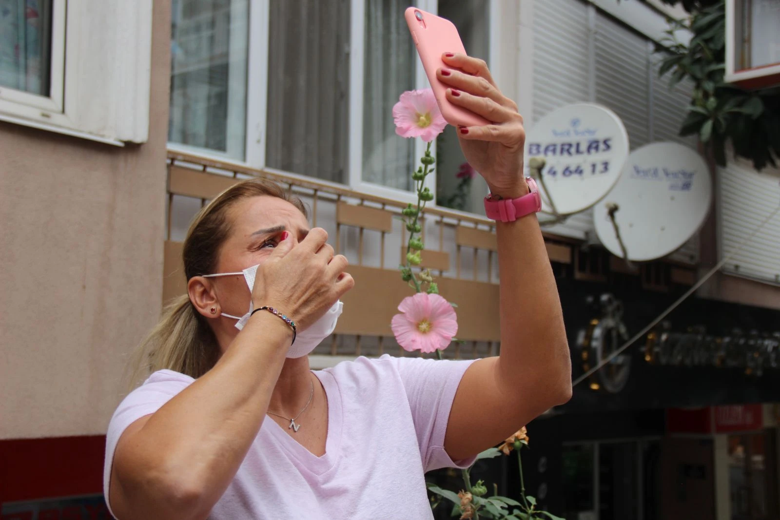 Yaşlı kadını rehin aldı! Kan donduran dakikalar