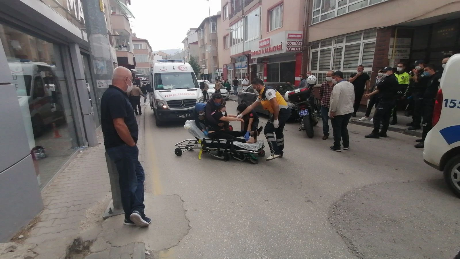 Kavgaya müdahale eden polisin parmağını kırdılar