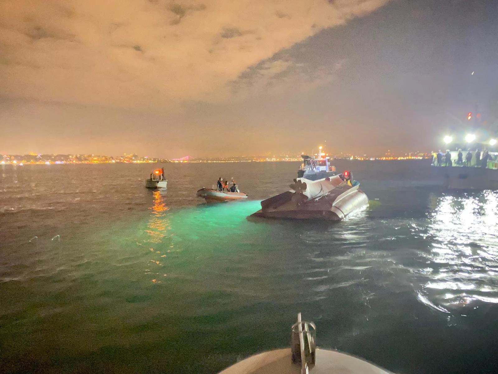 Fatih'te balıkçı teknesi battı: 2 kişi öldü 11 kişi kurtarıldı