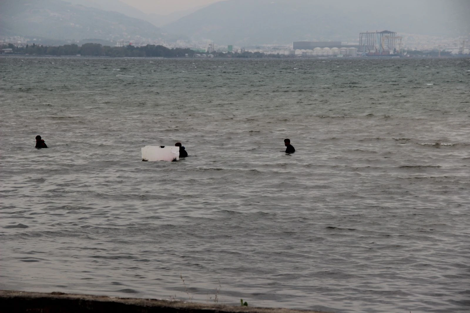 Polisi görünce denize kaçtılar