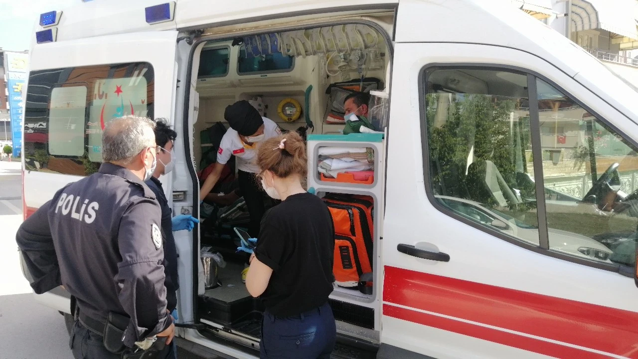 Trafik polisi, kiracıyı silahıyla darp etti