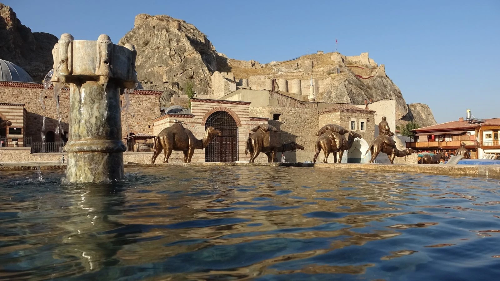 Tarihi çarşıya yerleştirildi, görenlerin dikkatini çekiyor