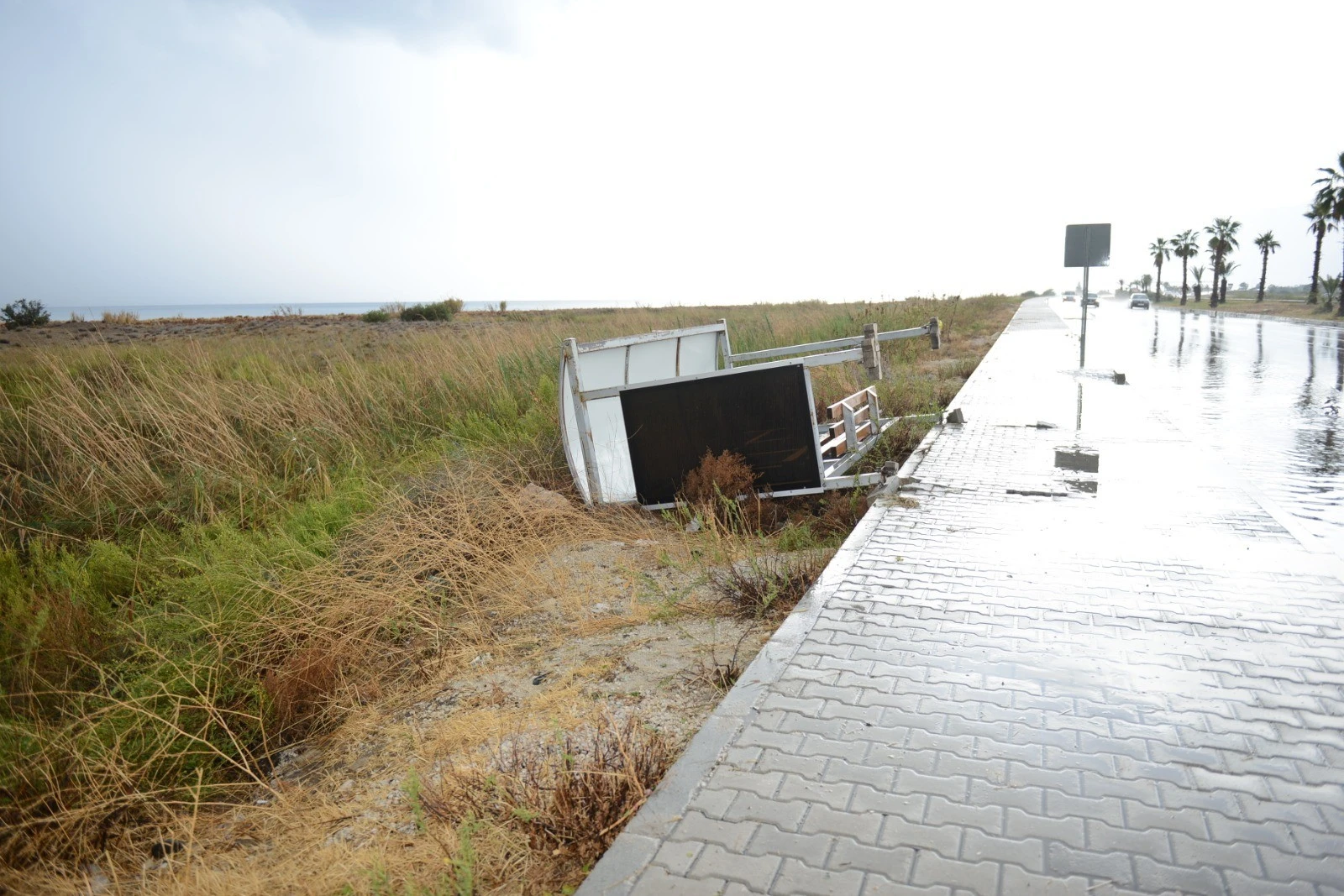 Otobüs durağının altında kalan kadın kurtarılamadı