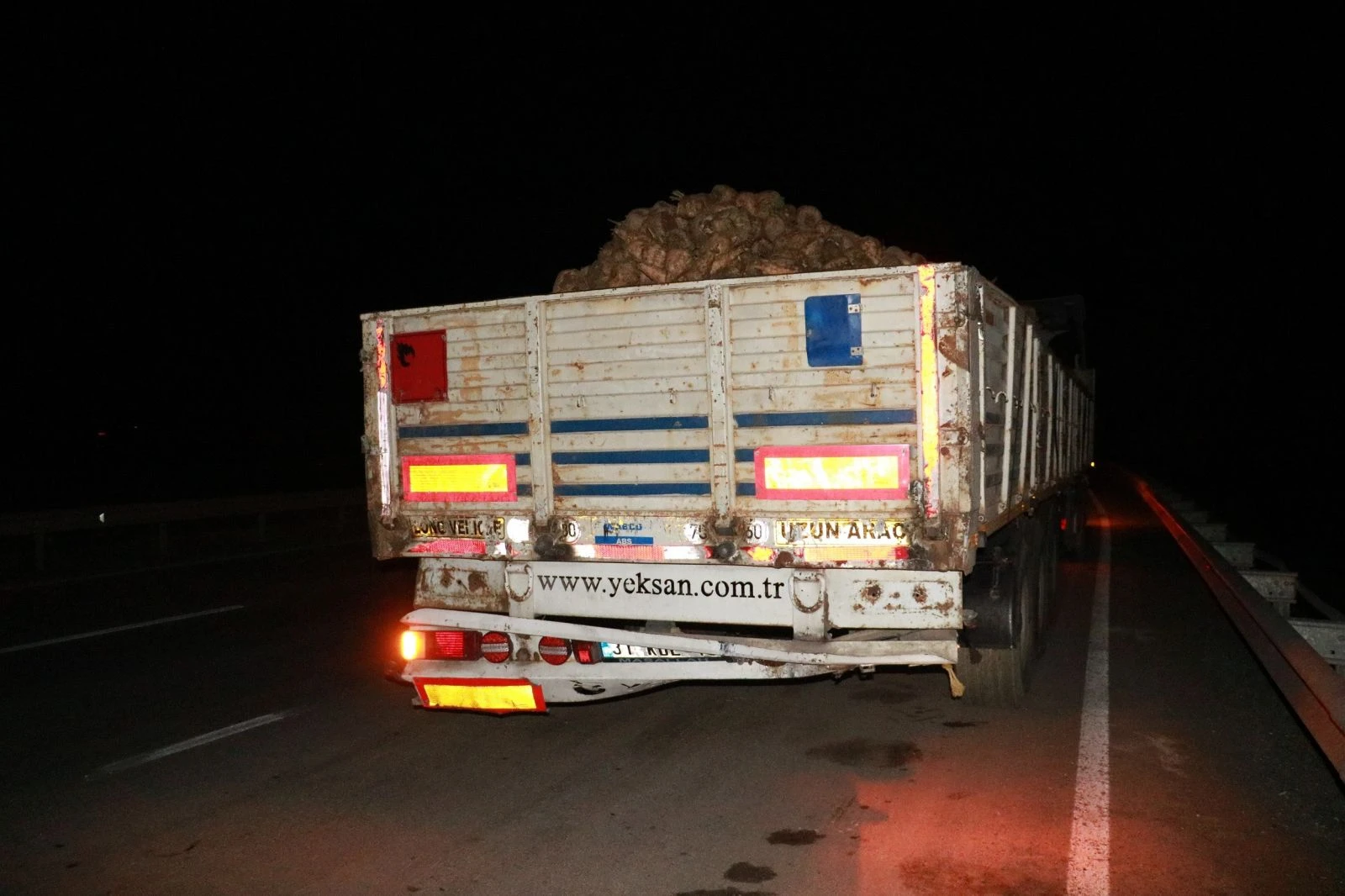 Sivas'ta otomobil pancar yüklü tırın altına girdi