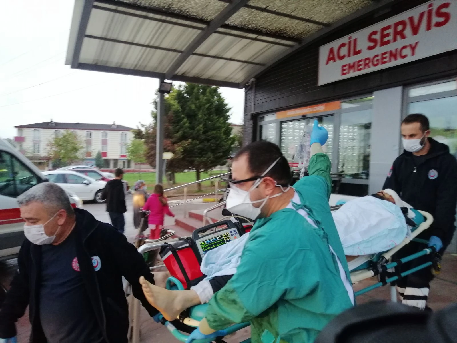 Evinin balkonunda kafasına saçma isabet etti