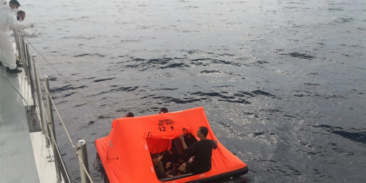 Mültecileri Türk karasularına bırakıp kaçtılar