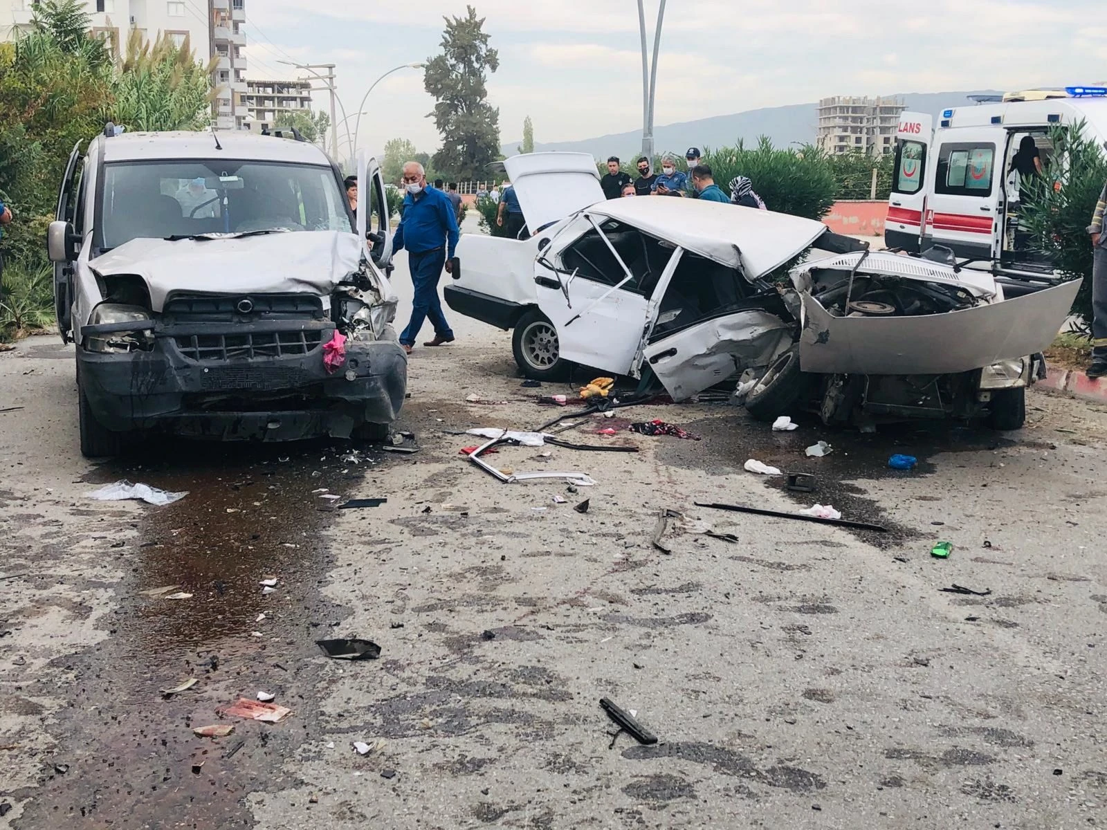 Ticari araçla çarpışan otomobil ikiye bölündü