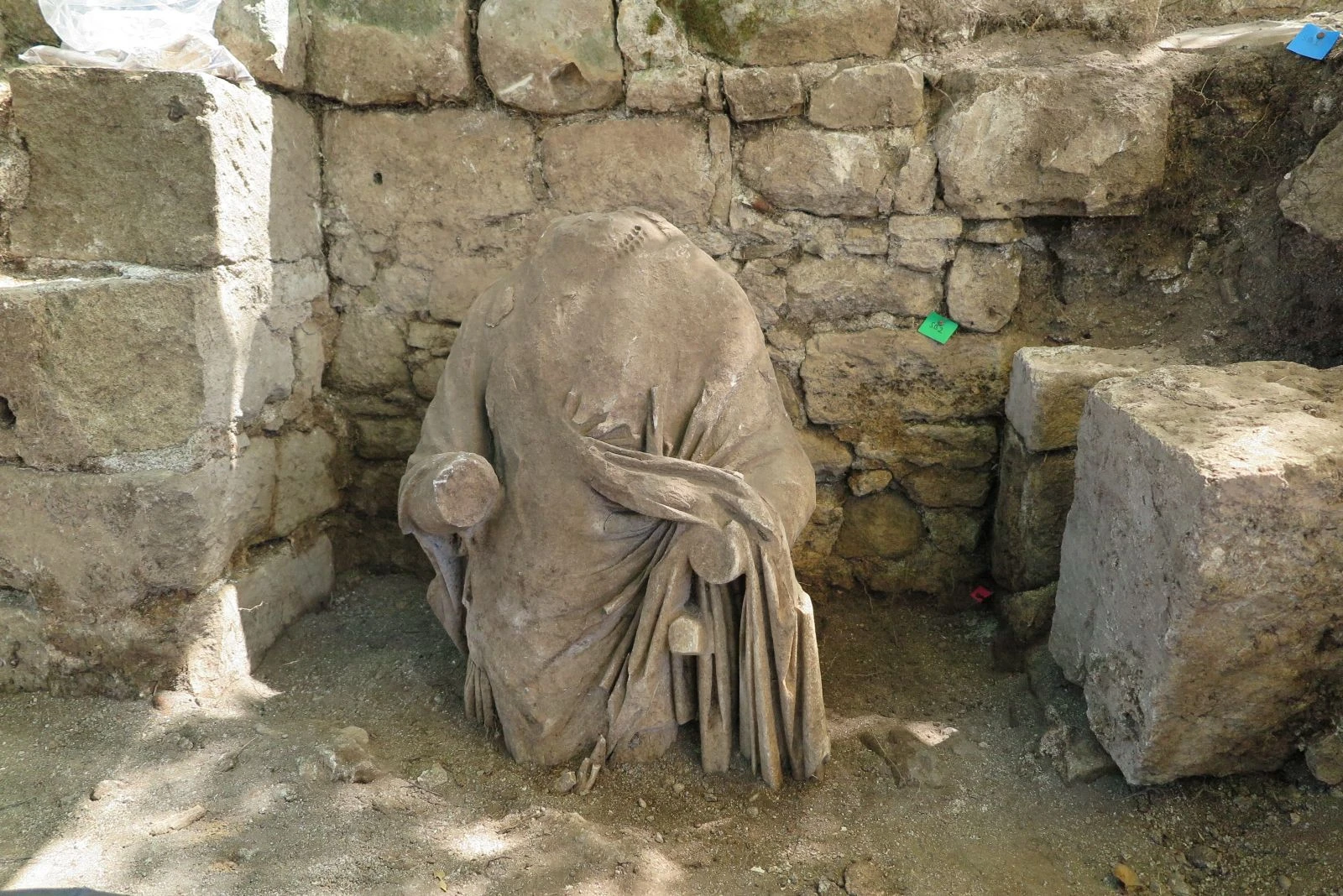 Side Antik Kentinde Roma Dönemine ait iki heykel bulundu