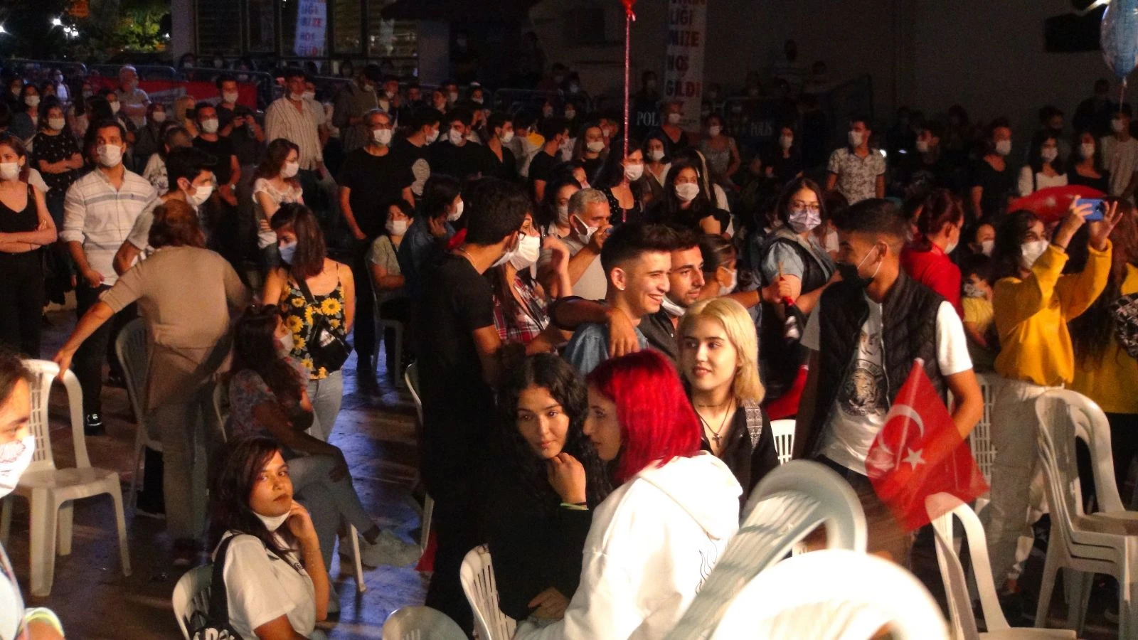 Murat Dalkılıç konserinde korona unutuldu