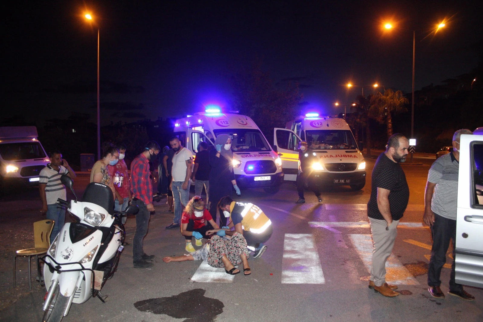 Bisikletli kadın otomobile çarptı! Sürücünün eşi fenalaştı