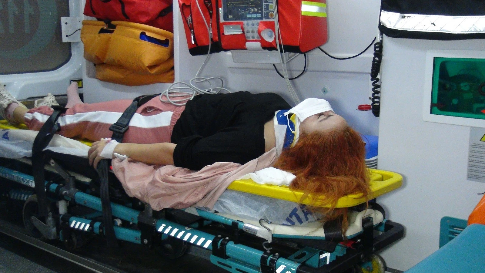 Bisikletli kadın otomobile çarptı! Sürücünün eşi fenalaştı