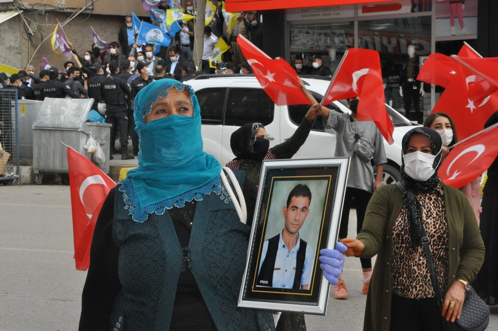 Şırnak'ta aileler HDP il binası önünde PKK'ya tepki gösterdi