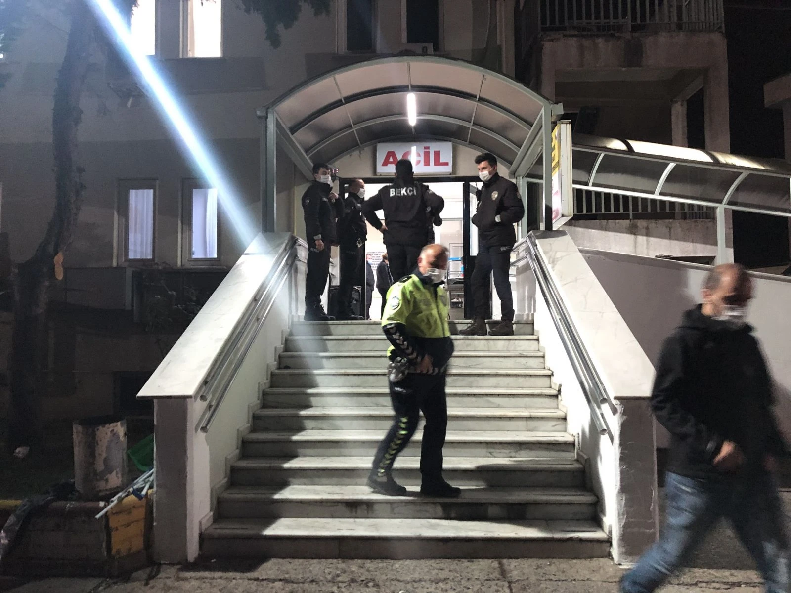 Alevlerin arasında kalan anne hastanede öldü, oğlu yaralandı