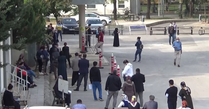 Test kuyrukları uzadı! Vali ikinci dalga için uyardı