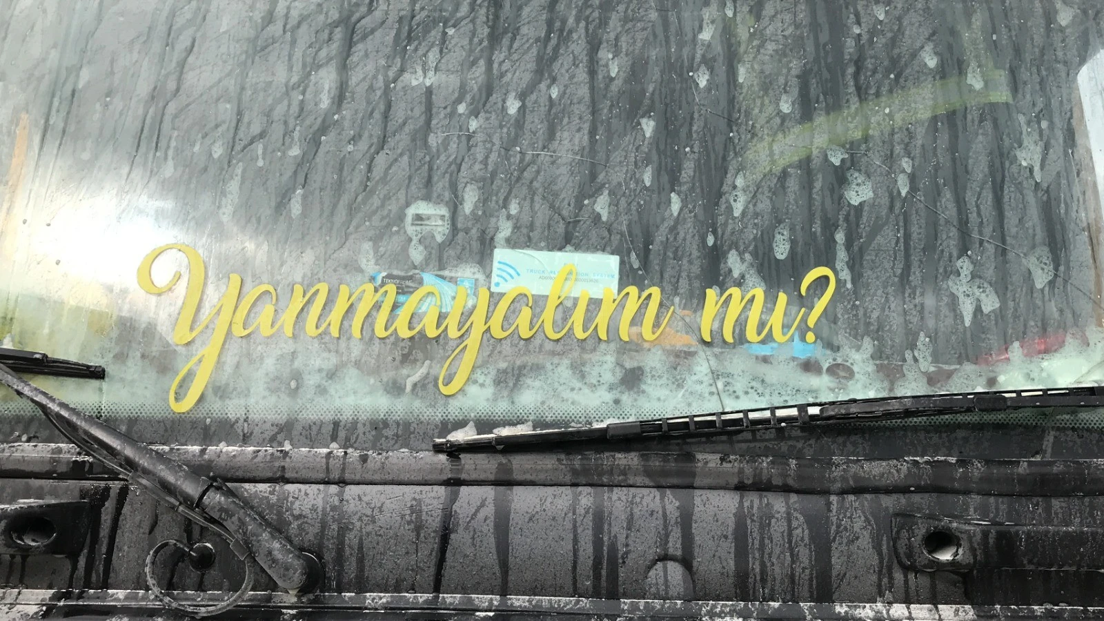 Yanan tırını gözyaşlarıyla izledi