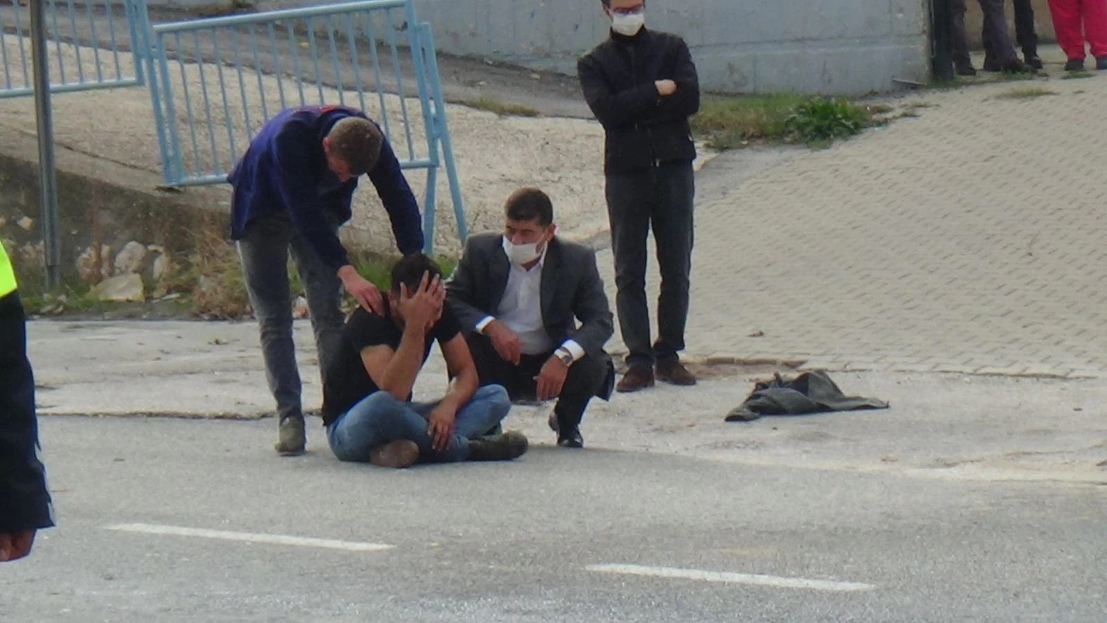 Yanan tırını gözyaşlarıyla izledi