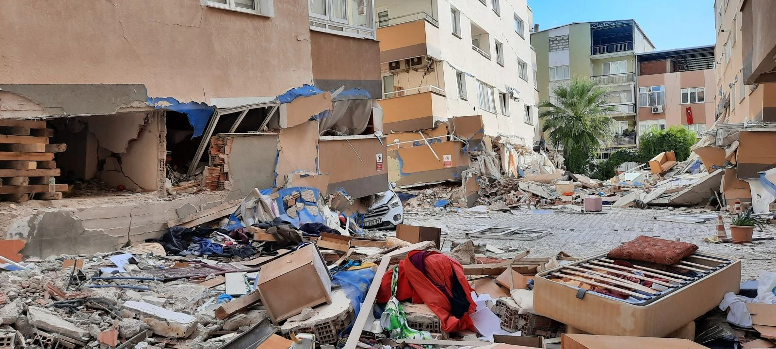 Enkazdan çıkan dram: Ölen torununun elini 14 saat bırakmadı