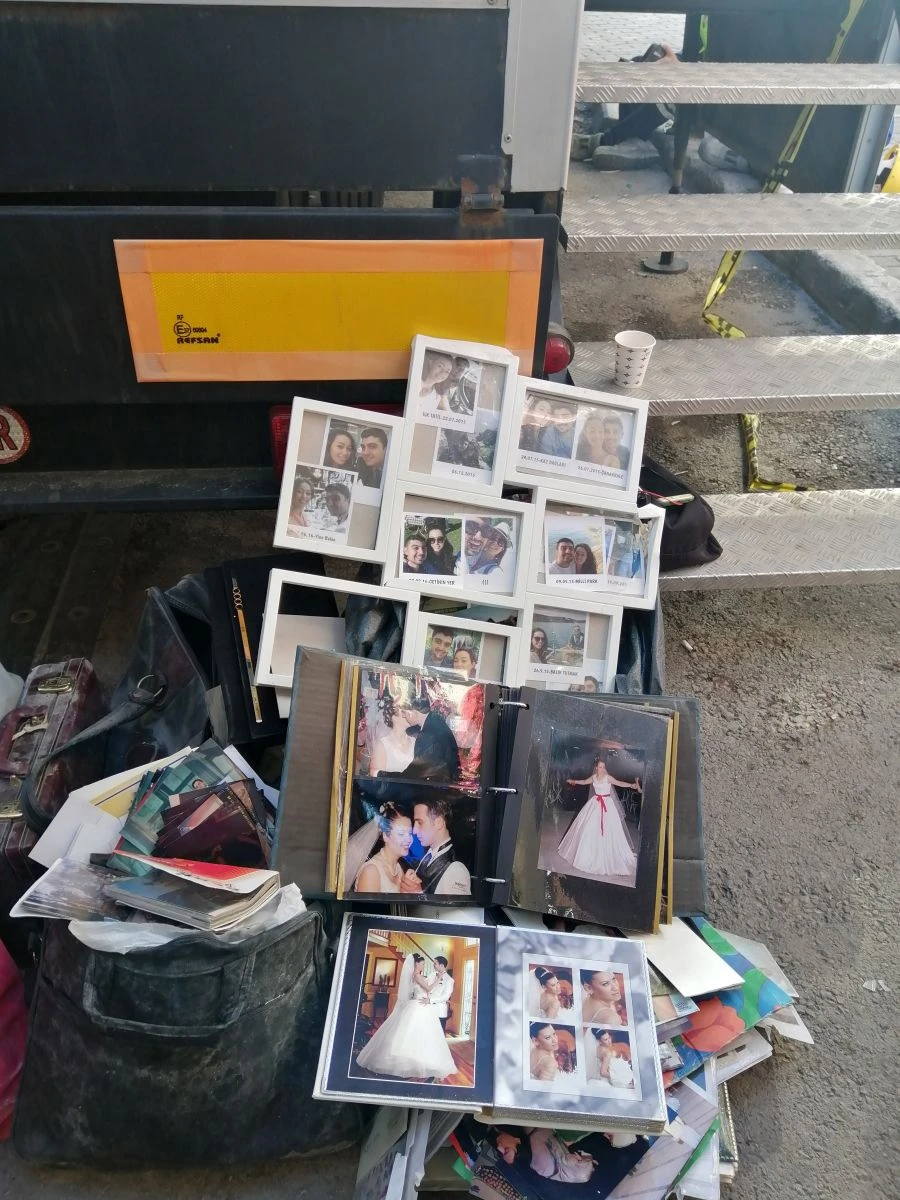 Enkazdan geriye fotoğraflar kaldı