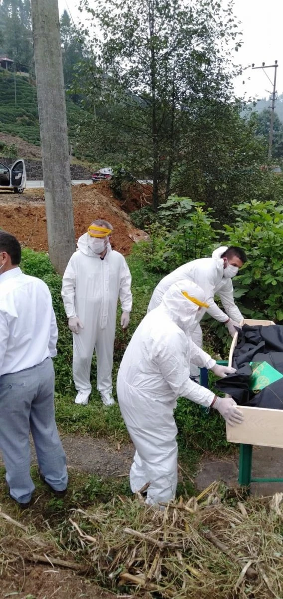 Cenazeyi Belediye Başkan yardımcısı ve esnaf defnetti