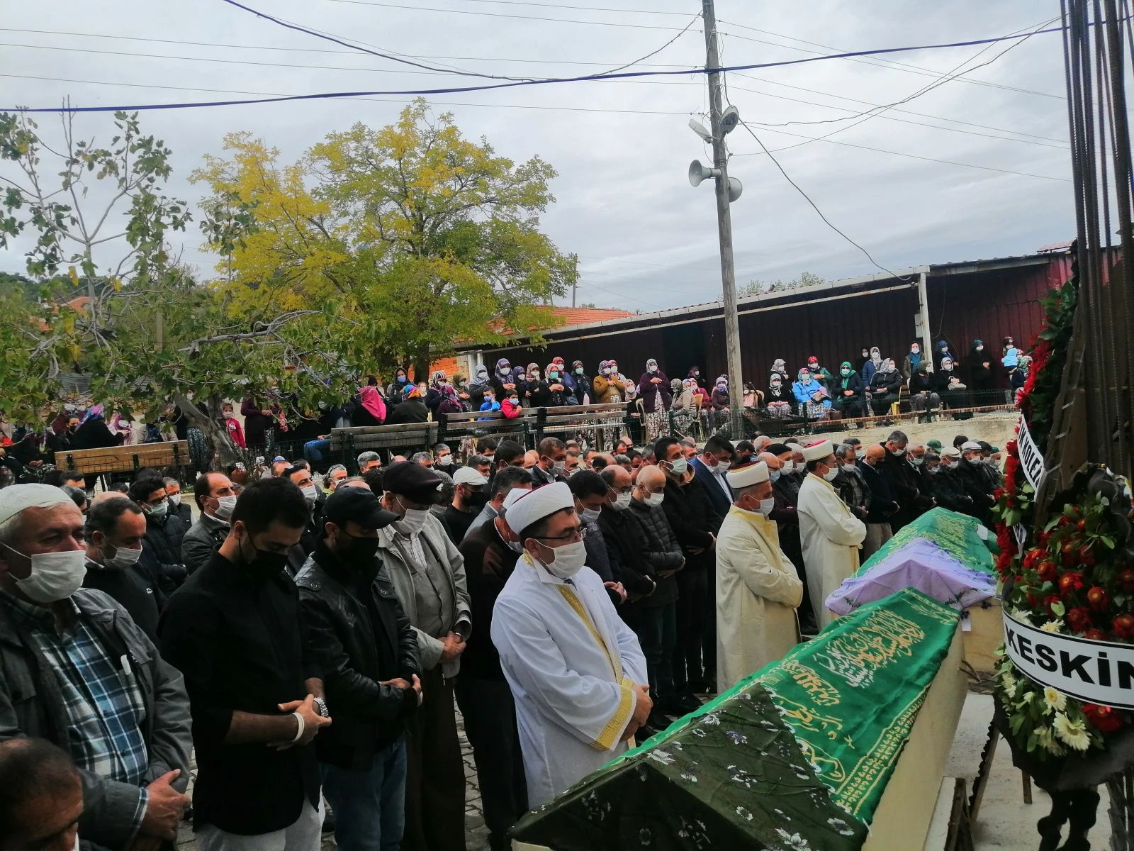 Depremde ölen hala ve yeğenleri toprağa verildi