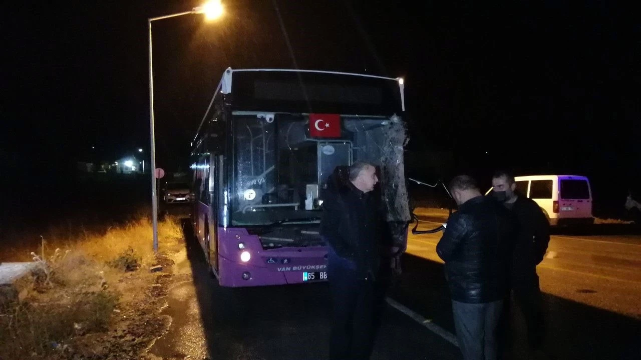 Kaçak mülteci taşıyan minibüs kaza yaptı: 1 ölü, 5 yaralı