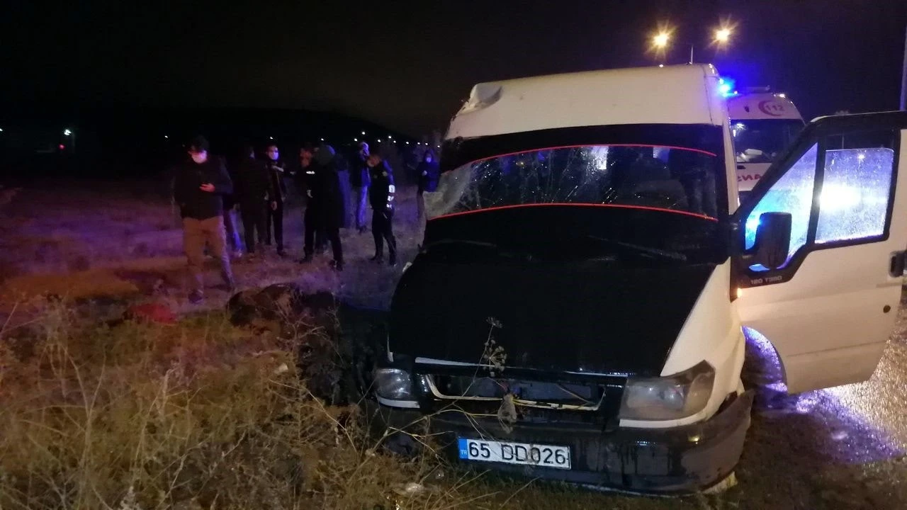 Kaçak mülteci taşıyan minibüs kaza yaptı: 1 ölü, 5 yaralı