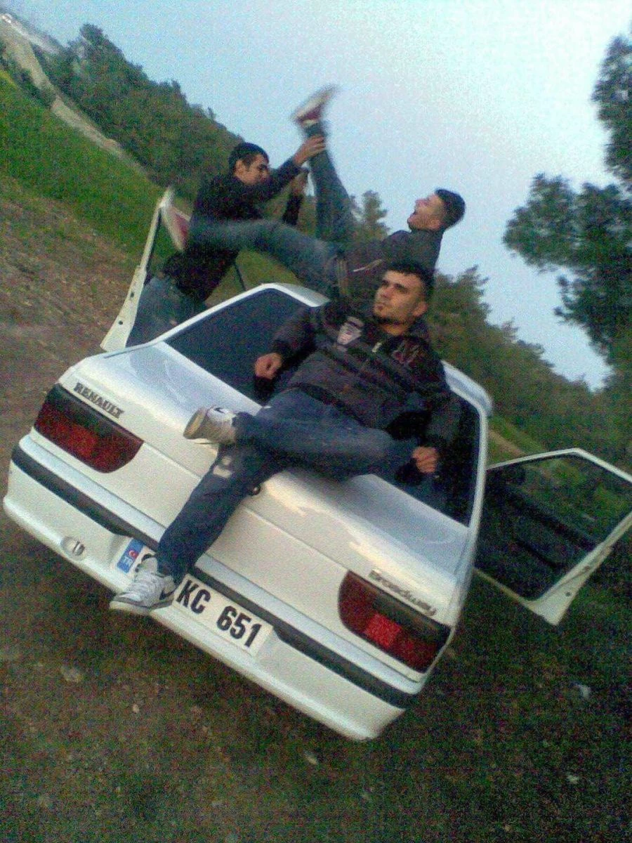 Öldürdüğü arkadaşlarıyla fotoğraf çektirmiş