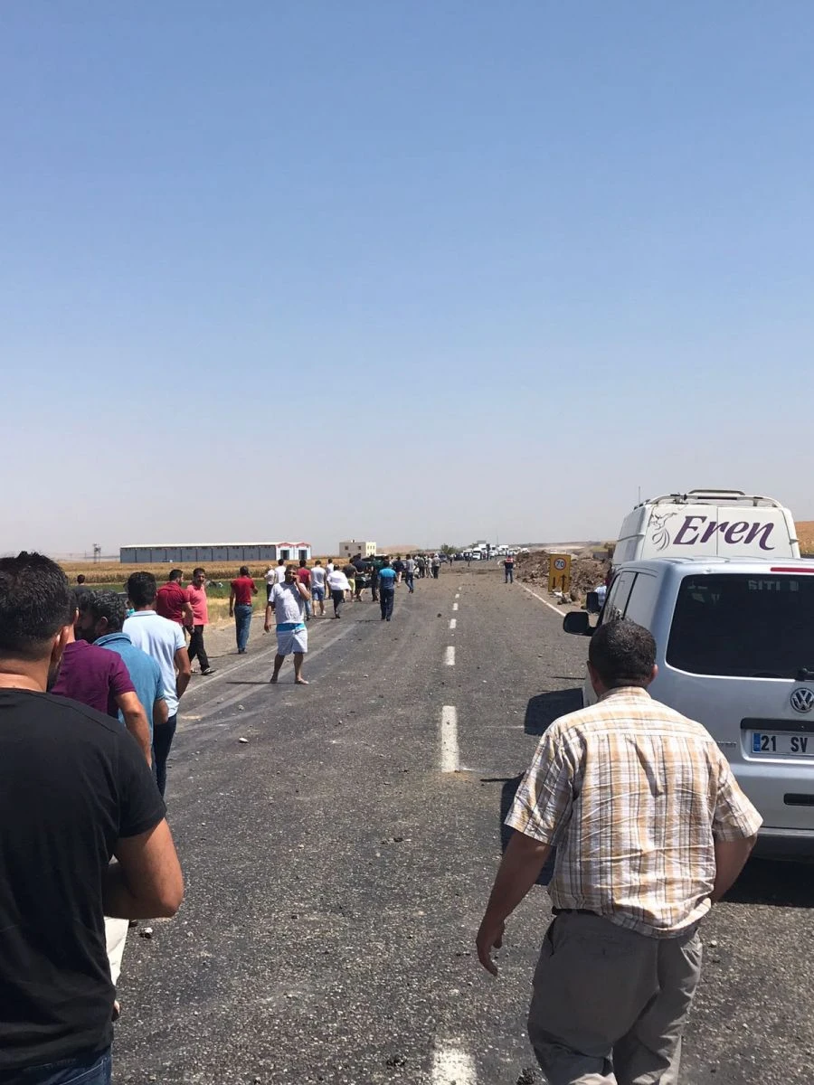 Diyarbakır'da askeri aracın geçişi sırasında patlama: 2 sivil şehit