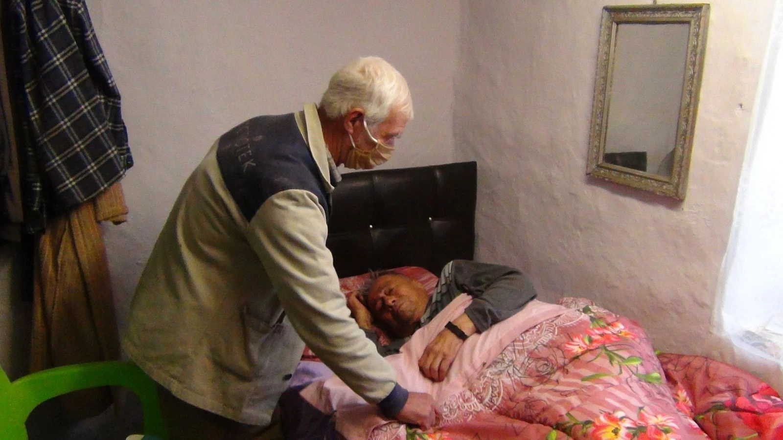 Kimsesiz adam aylardır yatağa mahkum yaşıyor