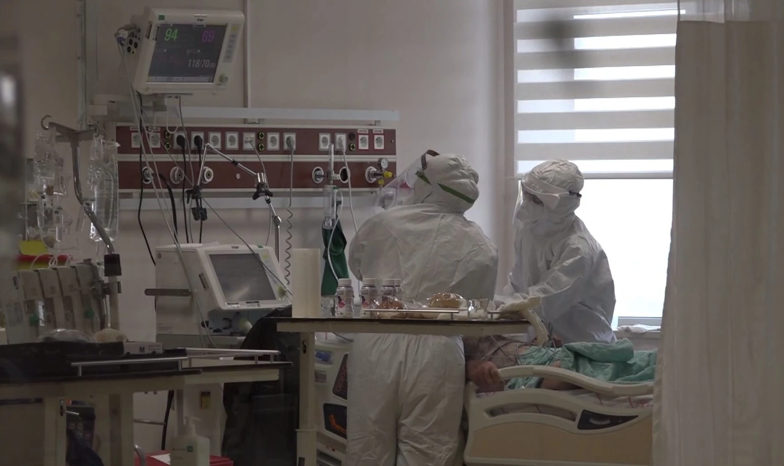 Pandemi servisindeki hemşirelerin mücadelesini gösteren fotoğraflar