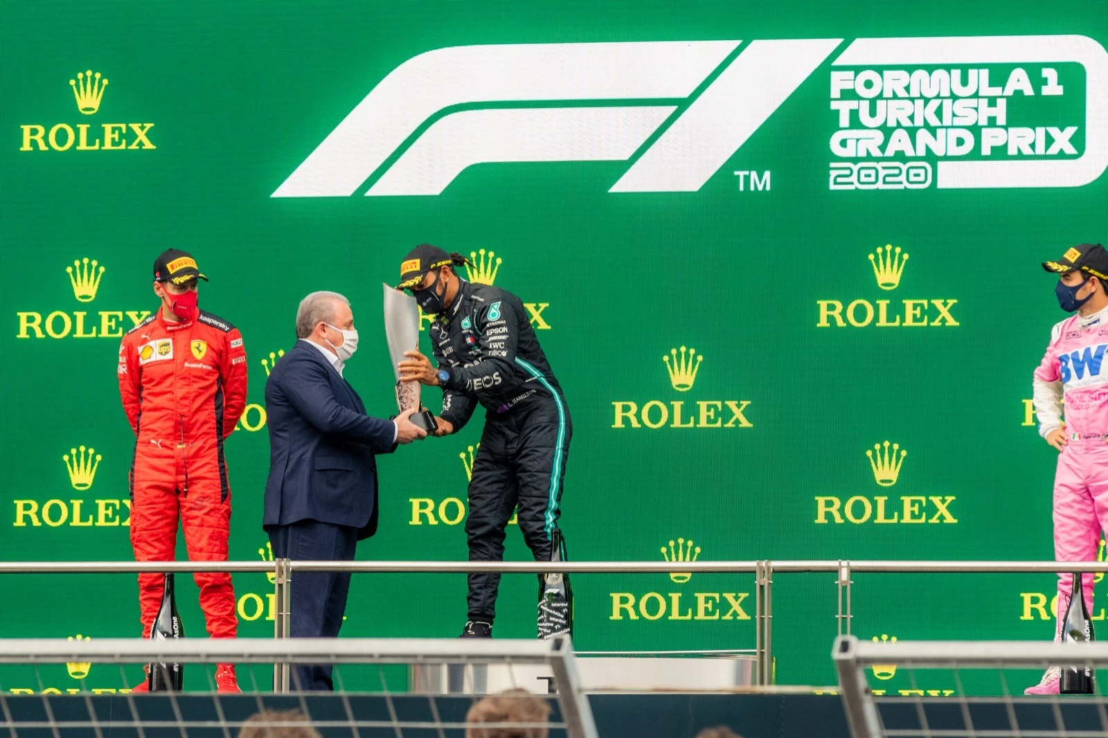 Lewis Hamilton kupasını alıyor