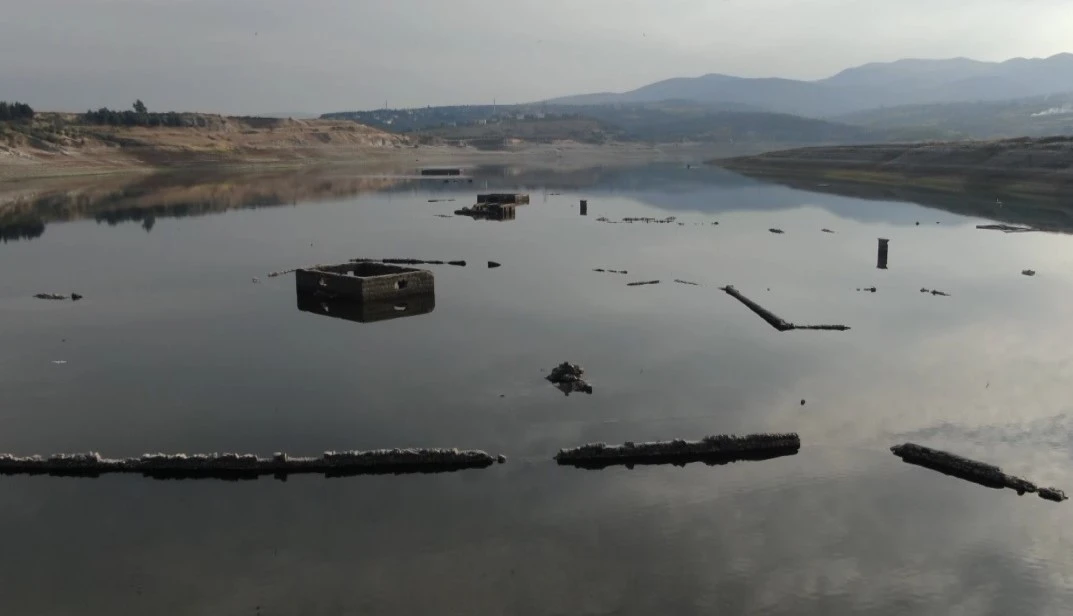 Barajda sular çekildi, 30 yıl önce terk edilen köyün kalıntıları ortaya çıktı
