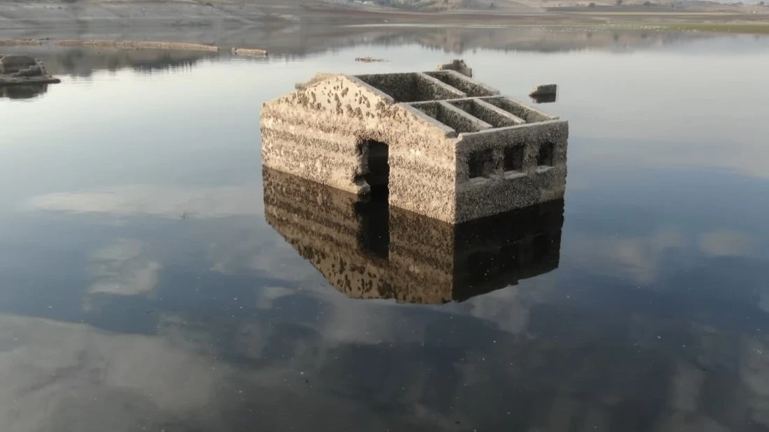 Barajda sular çekildi, 30 yıl önce terk edilen köyün kalıntıları ortaya çıktı