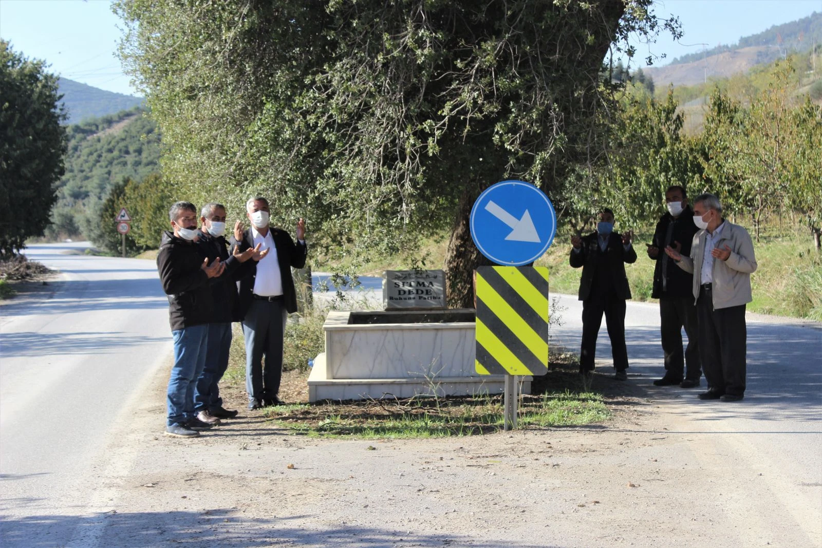 Ana yolda giderken bir anda karşılarına mezar çıkıyor